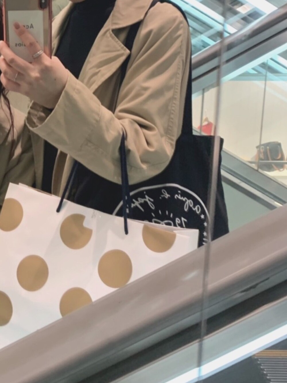 「graphpaper、シンゾーン(Shinzone)、トレンチコート」｜「agnes b.のSBY9 TOTE BAG 35th anniversary トートバッグ（トートバッグ、ブラック系）」を使った、はむちゃんさん（レディース・157cm）の春コーディネートの1枚目の写真