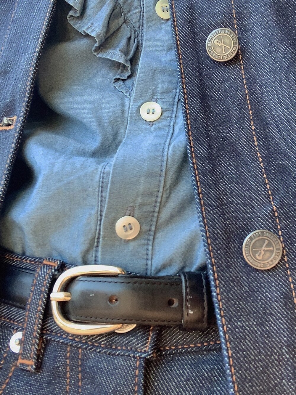 「デニムオンデニム、APC」｜「A.P.C.のBLOUSE POLLY 　19P（シャツ/ブラウス、ブルー系）」を使った、はむちゃんさん（レディース・158cm）の秋コーディネートの1枚目の写真