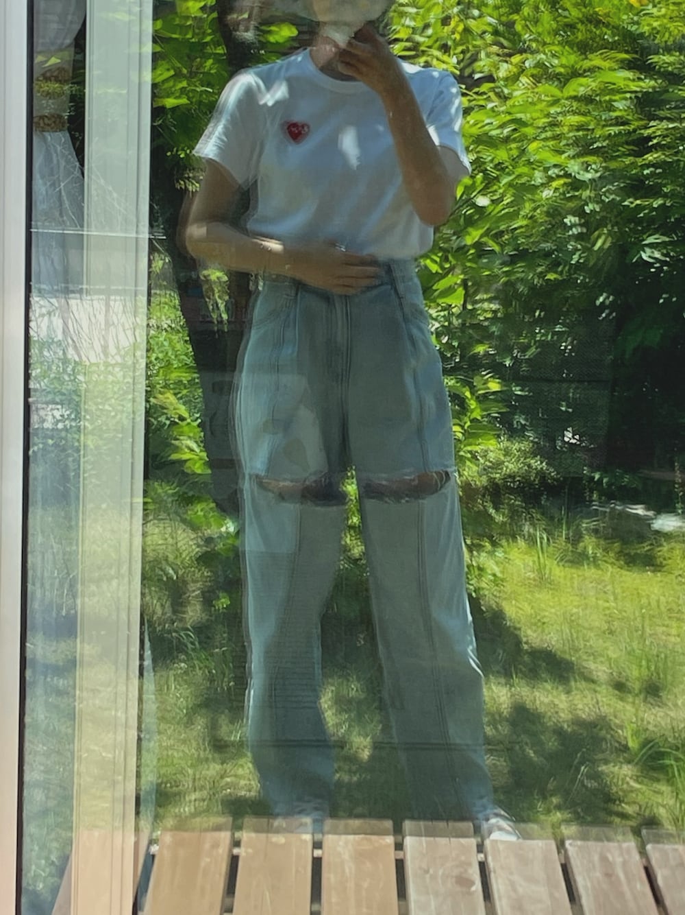 「プレイコムデギャルソン、白Tシャツ、デニム、シールームリン」｜「searoomlynのアイテム（デニムパンツ、ブルー系）」を使った、はむちゃんさん（レディース・158cm）の春コーディネートの1枚目の写真