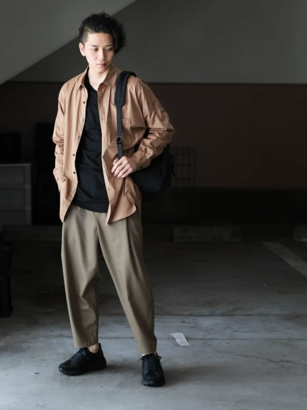 「シンプル、ベージュ、秋のコーデ、大人カジュアル、ワイドパンツ、ブラウン、ATTACHMENT、KAZUYUKI KUMAGAI、シャツスタイル」｜「KAZUYUKI KUMAGAI ATTACHMENTのコンパクトストレッチツイル ドルマンスリーブシャツL/S（シャツ/ブラウス、ブラウン系）」を使った、aoiさん（メンズ・173cm）の秋コーディネートの1枚目の写真