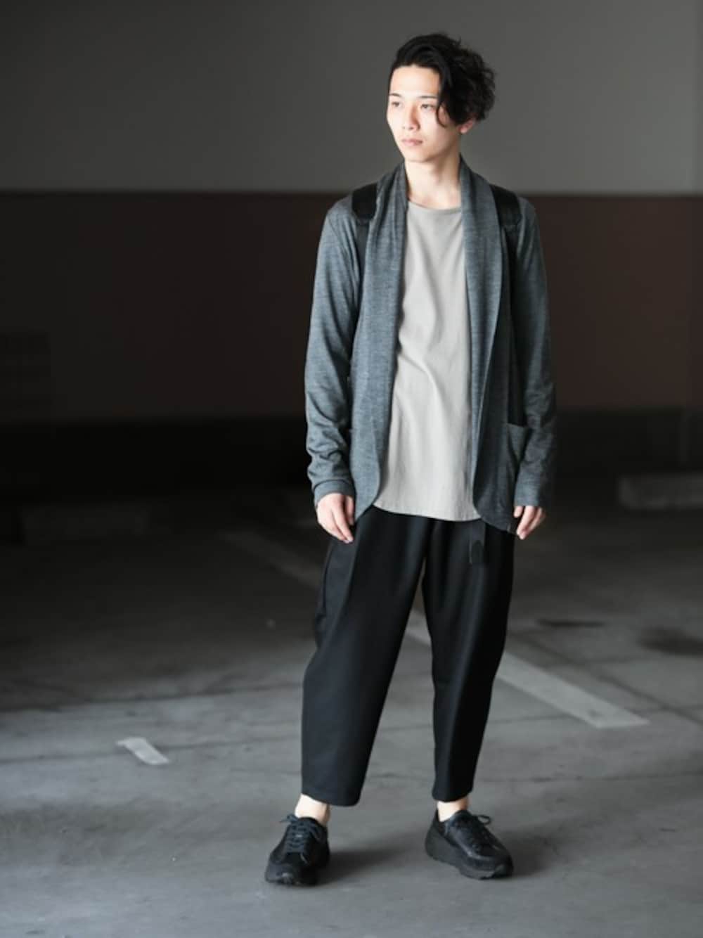 「カーディガン、ブラック、秋のコーデ、大人カジュアル、ワイドパンツ、キレイめ、ATTACHMENT、KAZUYUKI KUMAGAI、シンプルコーデ、秋コーデ」｜「ATTACHMENTの2/72 バンデーラ天竺　ストールカーディガン（カーディガン/ボレロ、グレー系）」を使った、aoiさん（メンズ・173cm）の秋コーディネートの1枚目の写真