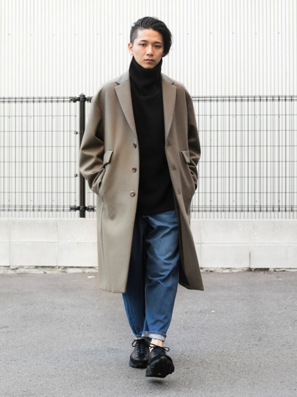 「スニーカー、チェスターコート、タートルネック、ワイドパンツ、ブラウン、ATTACHMENT、KAZUYUKI KUMAGAI、ootd、outfit、スタッフセンバツ」｜「KAZUYUKI KUMAGAI ATTACHMENTのカシミヤ混 平二重メルトン チェスターコート（チェスターコート、グリーン系）」を使った、aoiさん（メンズ・173cm）の秋コーディネートの1枚目の写真