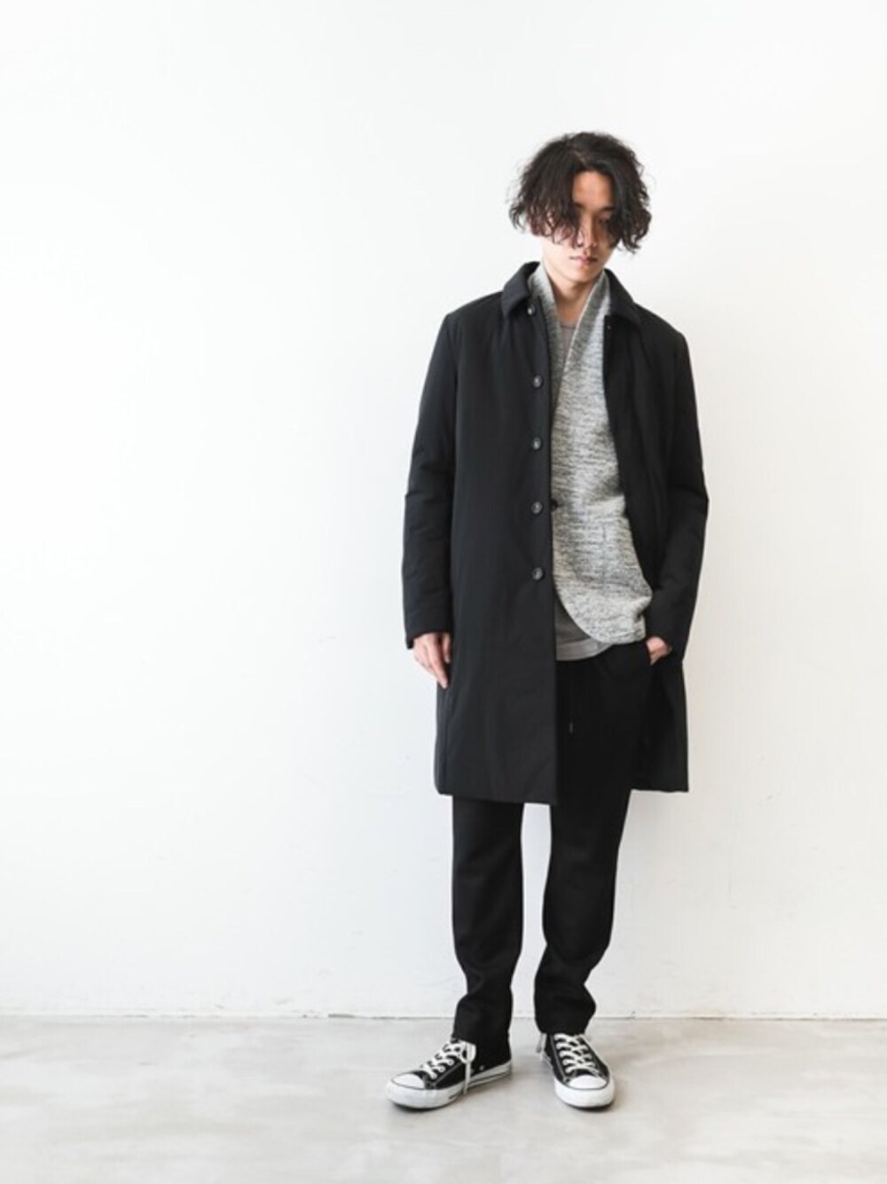 「スニーカー、ジャケット、ダウンコート、冬コーデ、ATTACHMENT、イージーパンツ、KAZUYUKI KUMAGAI、シンプルコーデ、オトナカジュアル」｜「ATTACHMENTのサイレントコーティングストレッチタフタ シンダウンステンカラーコート（ダウンジャケット/コート、ブラック系）」を使った、aoiさん（メンズ・173cm）の秋コーディネートの1枚目の写真