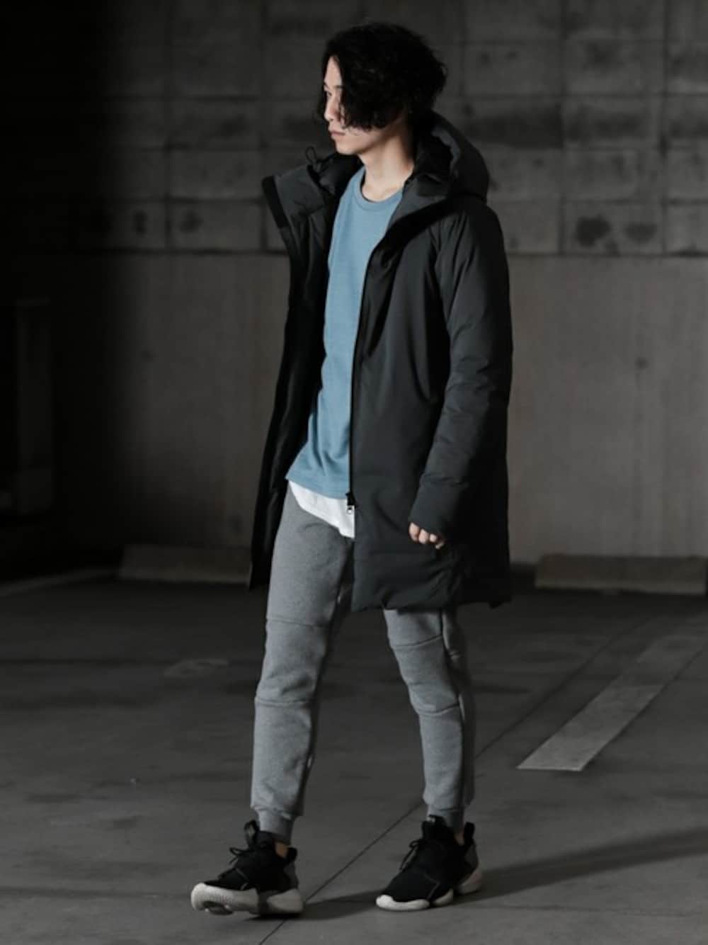「スウェットパンツ、スニーカー、ダウンジャケット、ブルー、reebok、冬コーデ、大人カジュアル、スポーツミックス、ATTACHMENT、KAZUYUKI KUMAGAI」｜「ATTACHMENTの透湿防水３レイヤーフーデットダウンコート（ダウンジャケット/コート、グレー系）」を使った、aoiさん（メンズ・173cm）の冬コーディネートの1枚目の写真