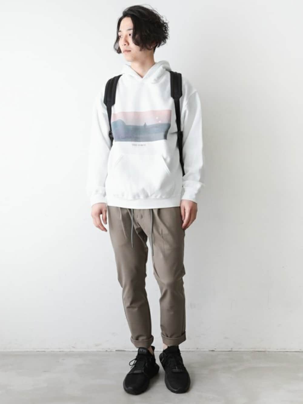 「シンプル、バックパック、パーカー、adidas、大人カジュアル、ATTACHMENT、STAR WARS、イージーパンツ、KAZUYUKI KUMAGAI」｜「ATTACHMENTのHOODED SWEATSHIRT(Tatooine)（パーカー、ホワイト系）」を使った、aoiさん（メンズ・173cm）の冬コーディネートの1枚目の写真