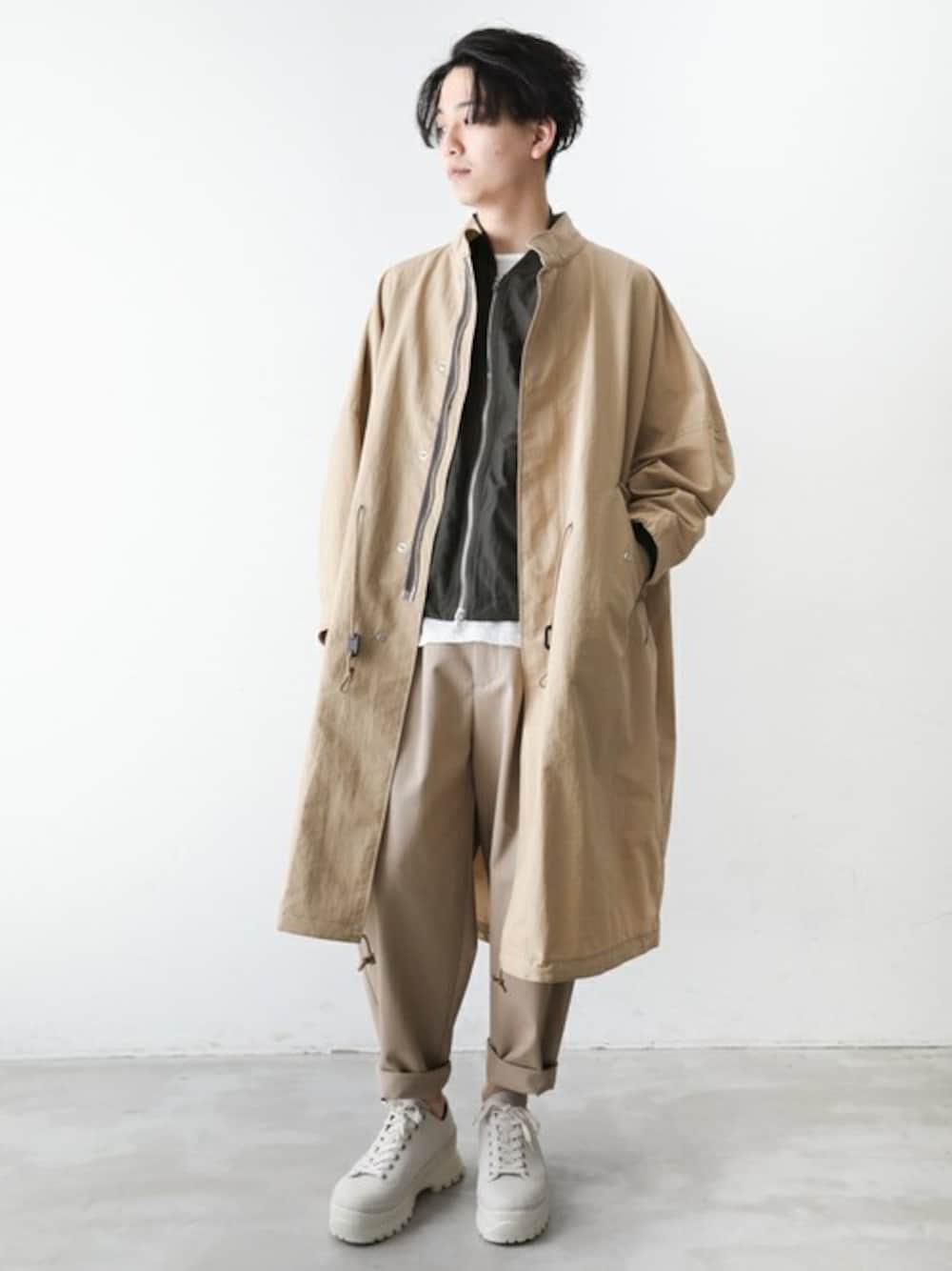 「モッズコート、シンプル、MA-1、ベージュ、大人カジュアル、ワイドパンツ、ATTACHMENT、KAZUYUKI KUMAGAI、スプリングコート」｜「KAZUYUKI KUMAGAI ATTACHMENTのC/Ny塩縮ウェザー オーバーサイズM-51モッズコート（モッズコート、ブラウン系）」を使った、aoiさん（メンズ・173cm）の冬コーディネートの1枚目の写真