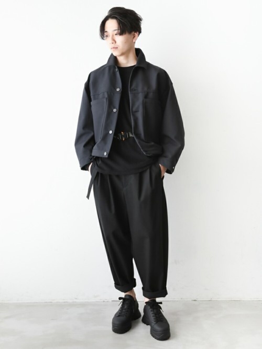 「シンプル、ブラック、ワントーンコーデ、オーバーサイズ、大人カジュアル、ワイドパンツ、ATTACHMENT、KAZUYUKI KUMAGAI、春コーデ」｜「KAZUYUKI KUMAGAI ATTACHMENTのアモッサPeサージ トラッカージャケット（ブルゾン、ブラック系）」を使った、aoiさん（メンズ・173cm）の春コーディネートの1枚目の写真