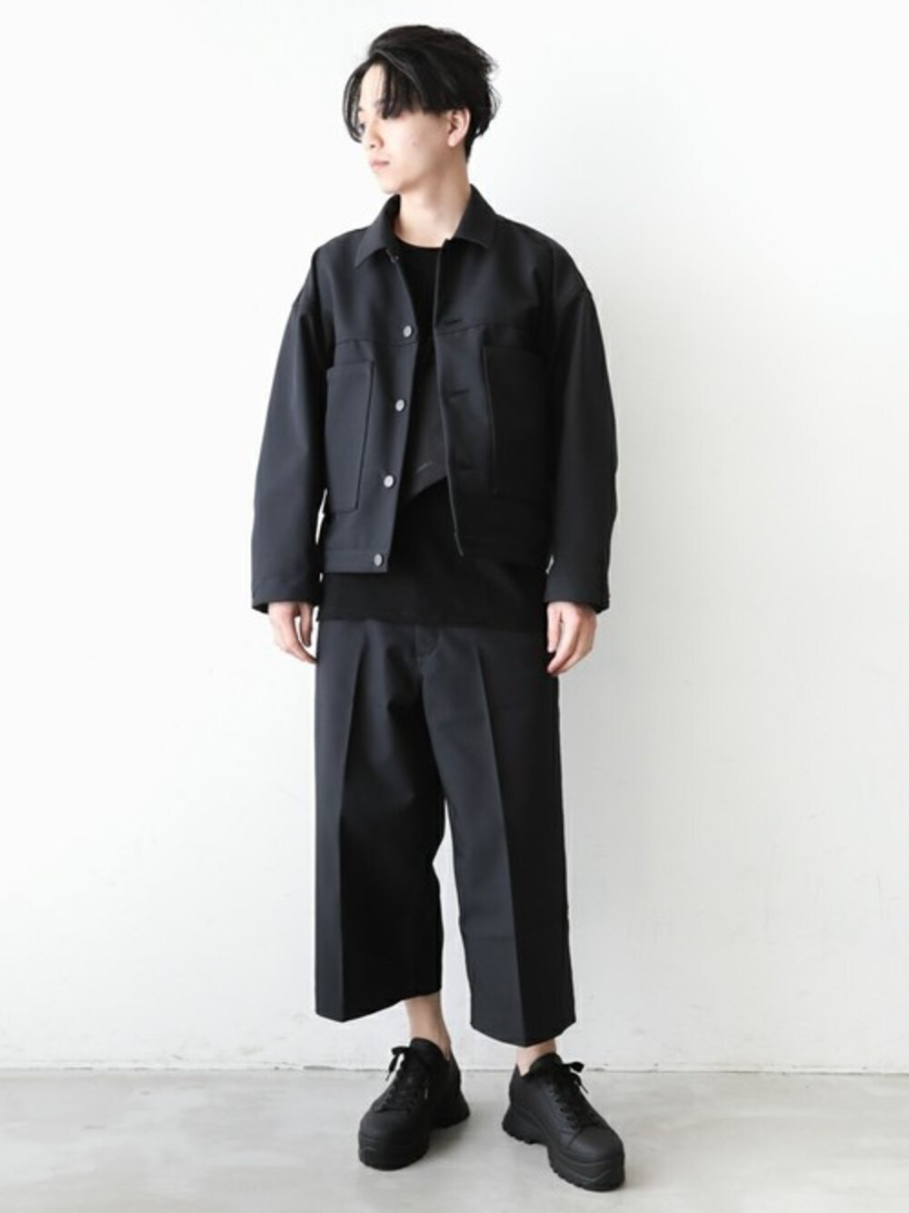 「シンプル、オーバーサイズ、大人カジュアル、ワイドパンツ、ATTACHMENT、KAZUYUKI KUMAGAI、春、春コーデ、サコッシュ」｜「KAZUYUKI KUMAGAI ATTACHMENTのアモッサPeサージ トラッカージャケット（ブルゾン、ブラック系）」を使った、aoiさん（メンズ・173cm）の春コーディネートの1枚目の写真