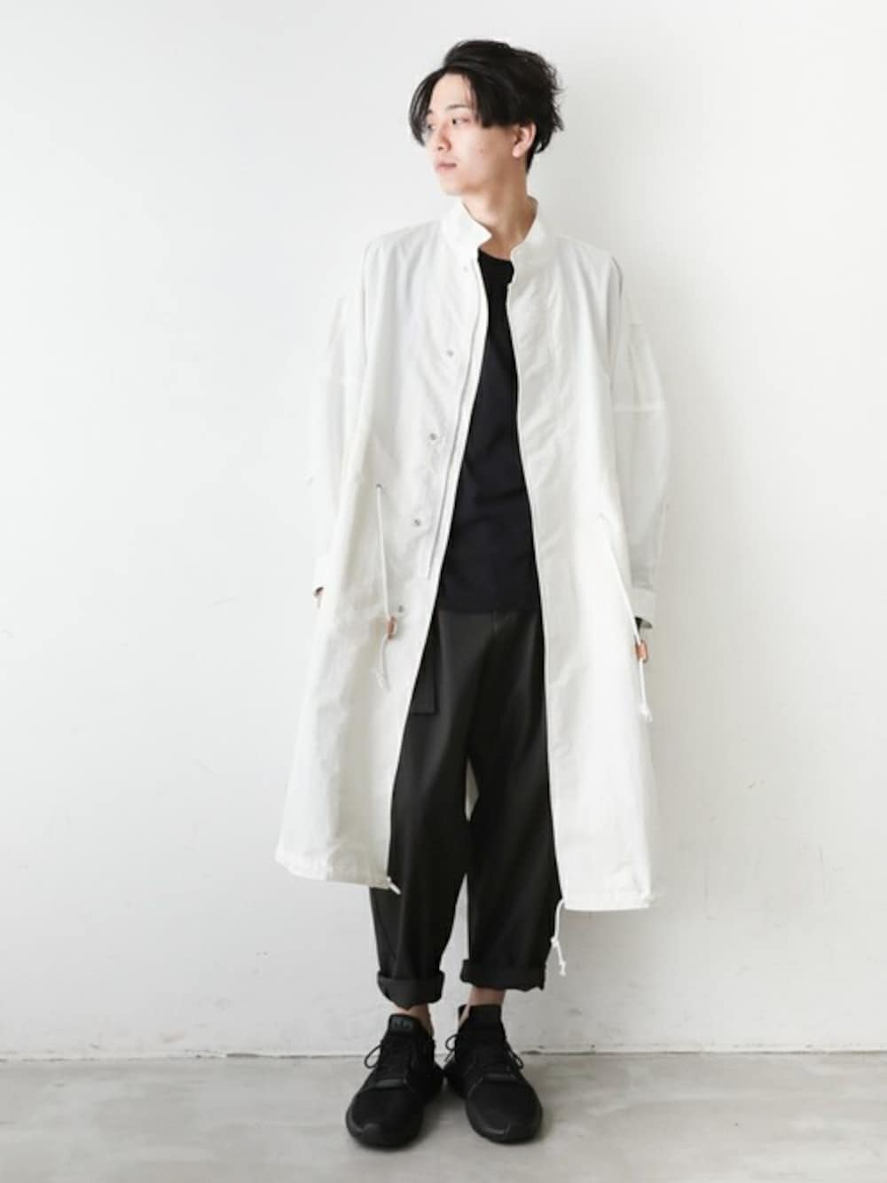 「スニーカー、モッズコート、シンプル、ホワイト、adidas、大人カジュアル、スポーツミックス、ワイドパンツ、ATTACHMENT、KAZUYUKI KUMAGAI」｜「KAZUYUKI KUMAGAI ATTACHMENTのC/Ny塩縮ウェザー オーバーサイズM-51モッズコート（モッズコート、ホワイト系）」を使った、aoiさん（メンズ・173cm）の冬コーディネートの1枚目の写真