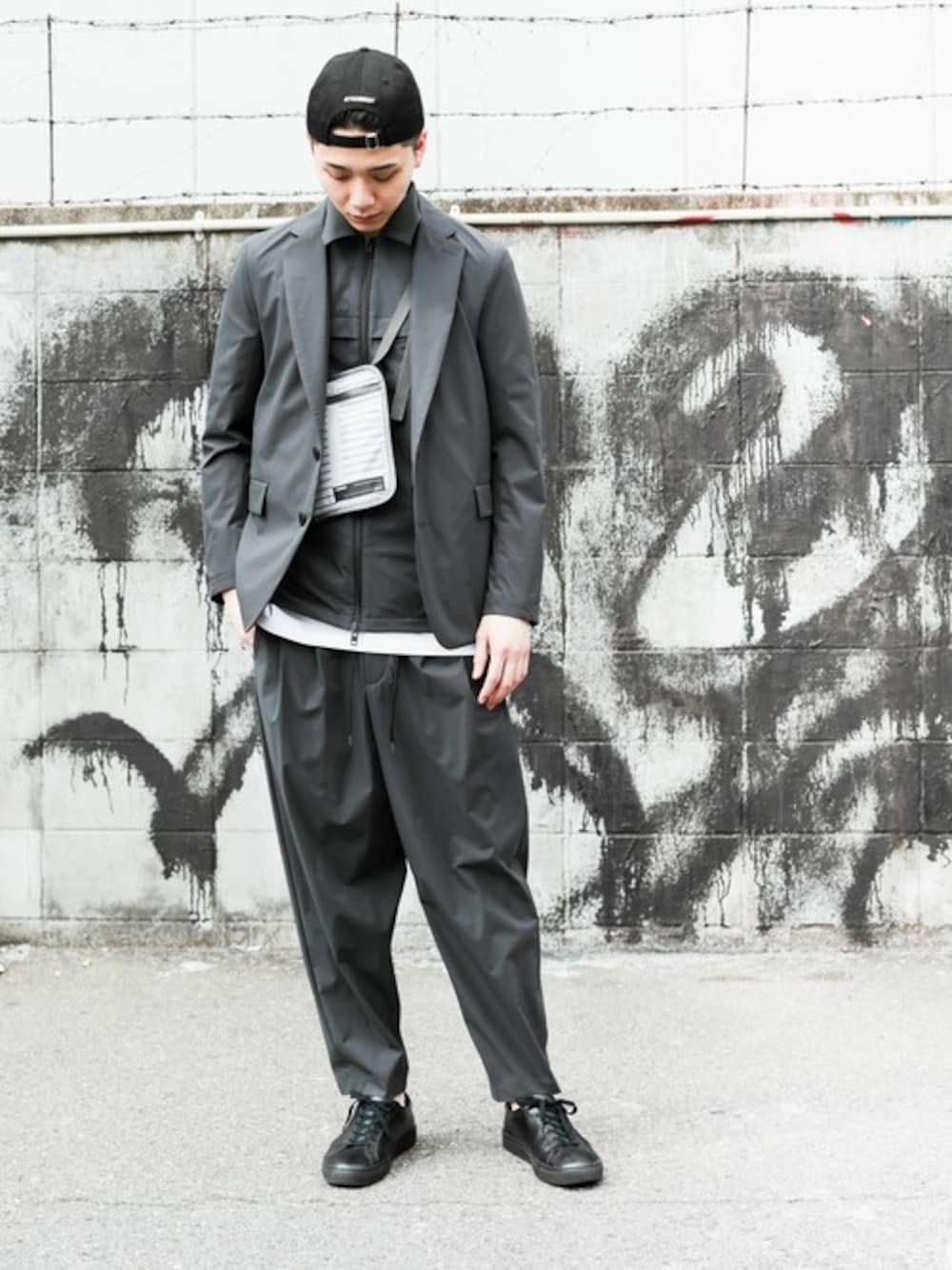 グレー系のテーラードジャケット、グレー系のブルゾン、グレー系のその他パンツを着用したメンズの春コーディネートの1枚目の写真