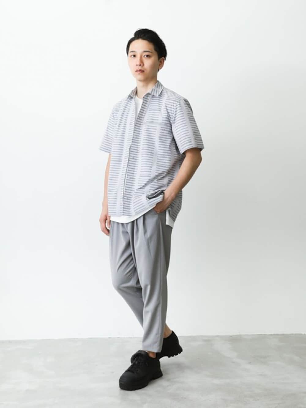 「グレー、ワントーンコーデ、夏、大人カジュアル、休日スタイル、きれいめカジュアル、シンプルコーデ、シャツスタイル、夏コーデ、オトナカジュアル」｜「ATTACHMENTのT400ストレッチタフタプリント レギュラーカラーS/Sシャツ（シャツ/ブラウス、グレー系）」を使った、aoiさん（メンズ・173cm）の夏コーディネートの1枚目の写真