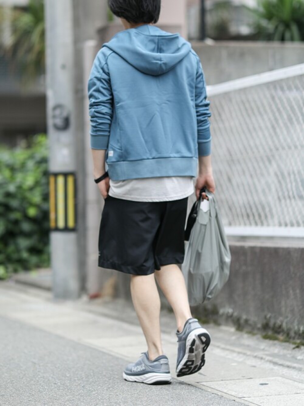 ブルー系のパーカー、ブルー系のTシャツ/カットソー、ブラック系のその他パンツを着用したメンズの夏コーディネートの1枚目の写真