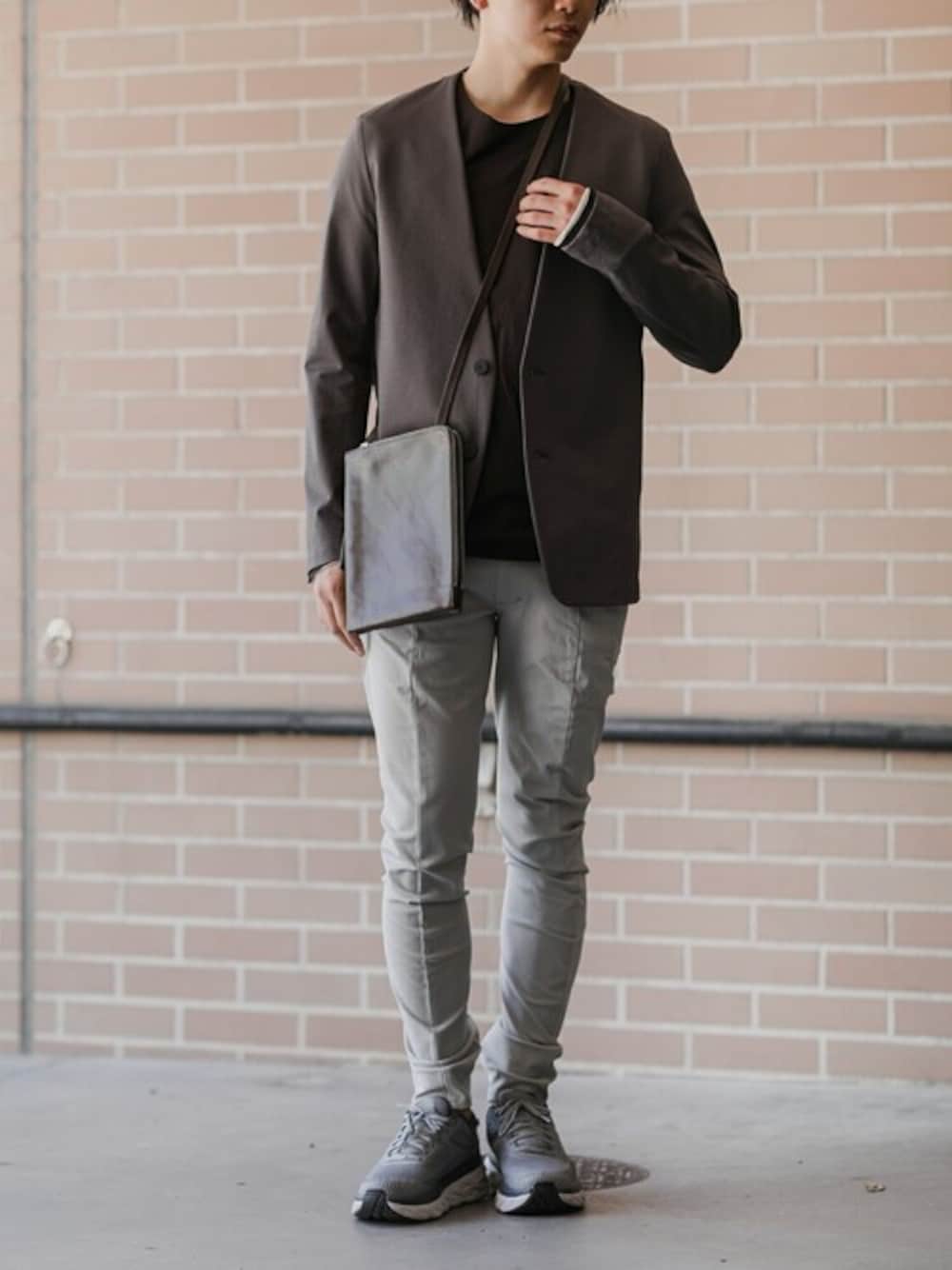 ブラウン系のテーラードジャケット、ブラック系のTシャツ/カットソー、グレー系のその他パンツを着用したメンズの夏コーディネートの1枚目の写真