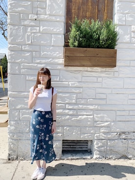 「Brandy Melville（ブランディメルビル）のアイテム（Tシャツ/カットソー、ホワイト系）」を使った、ジャニスさん（レディース・163cm）の冬コーディネート