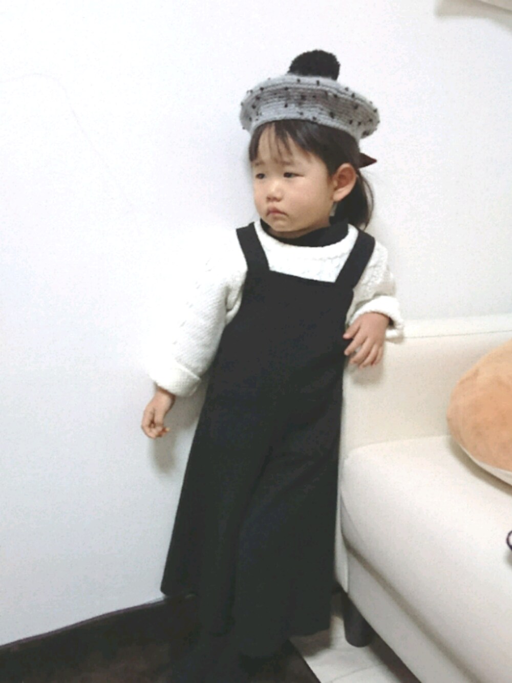 「キッズファッション、韓国子供服、ベレー帽、西松屋、オールインワン」｜「韓国子供服のアイテム（オールインワン・サロペット、ブラック系）」を使った、ameameさん（キッズ・90cm）の冬コーディネートの1枚目の写真