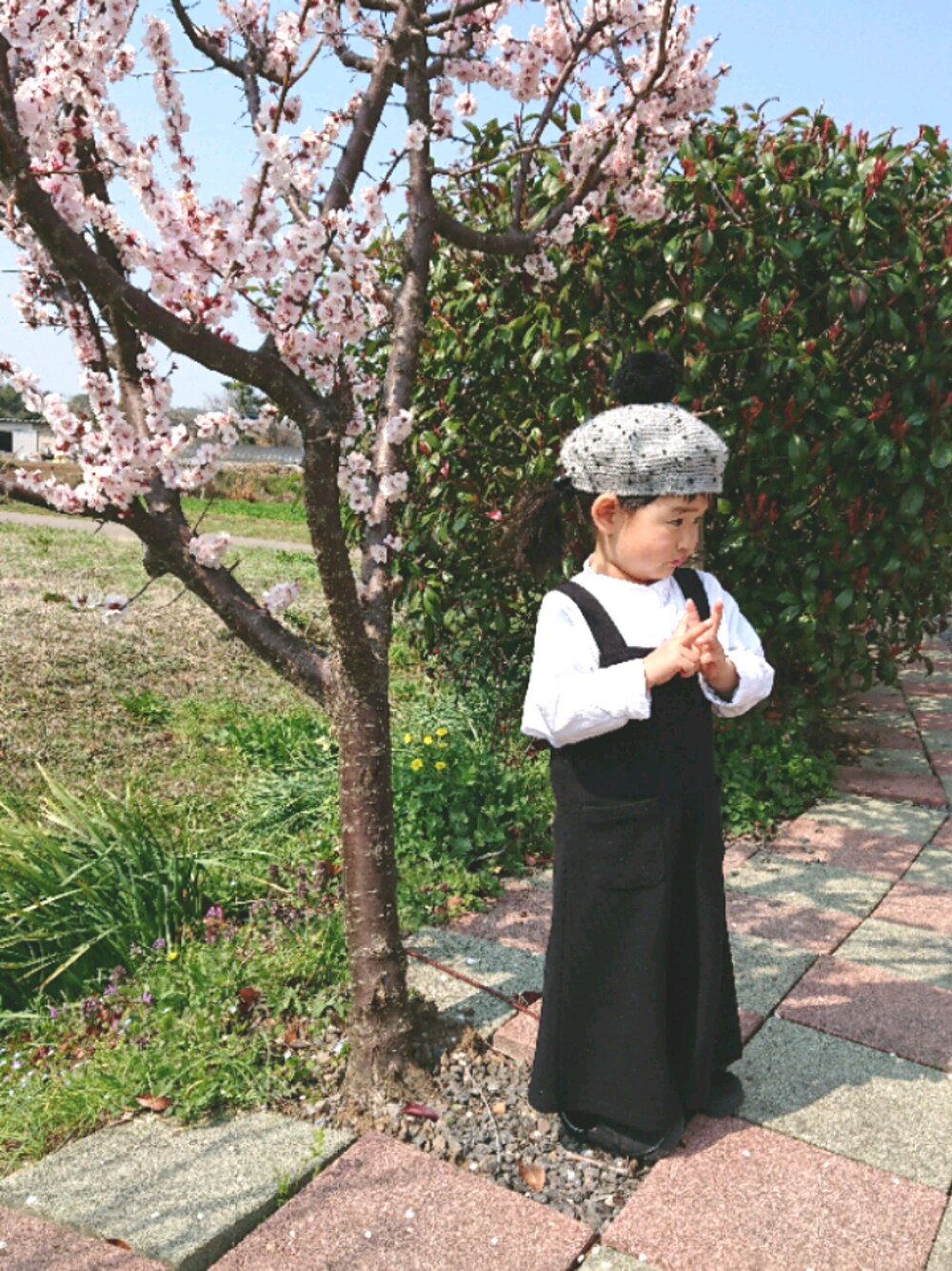 「韓国子供服、オールインワン、シャツ」｜「韓国子ども服のアイテム（ハンチング/ベレー帽、グレー系）」を使った、ameameさん（キッズ・90cm）の春コーディネートの1枚目の写真