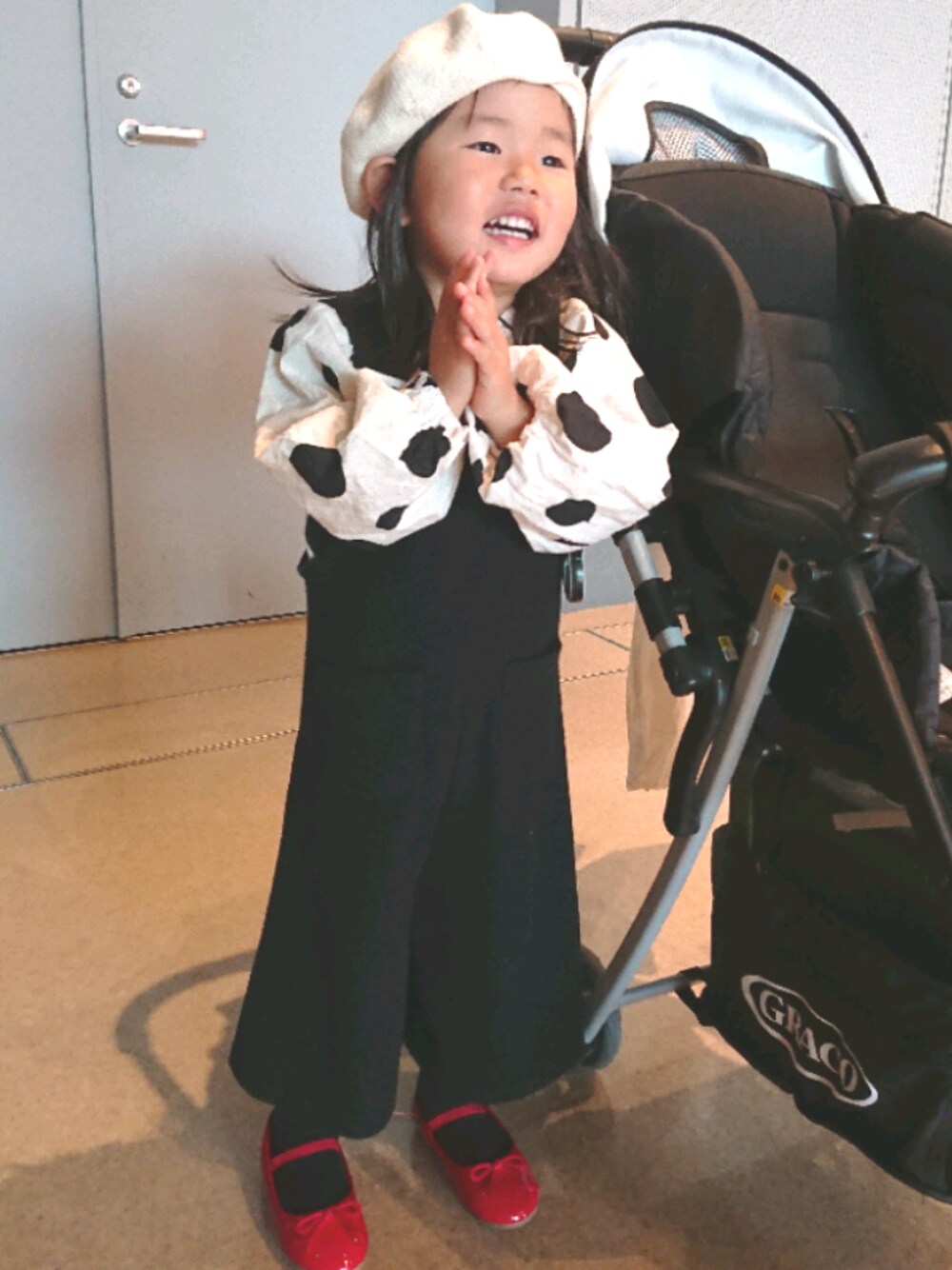 「韓国子供服、サロペット、ブラウス、ベレー帽」｜「韓国子供服のアイテム（オールインワン・サロペット、ブラック系）」を使った、ameameさん（キッズ・90cm）の春コーディネートの1枚目の写真