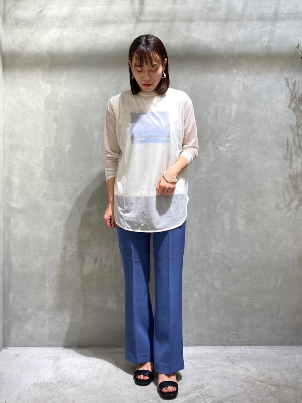 ホワイト系のTシャツ/カットソー、ブルー系のその他パンツ、ブラック系のサンダルを着用したレディースの夏コーディネートの1枚目の写真