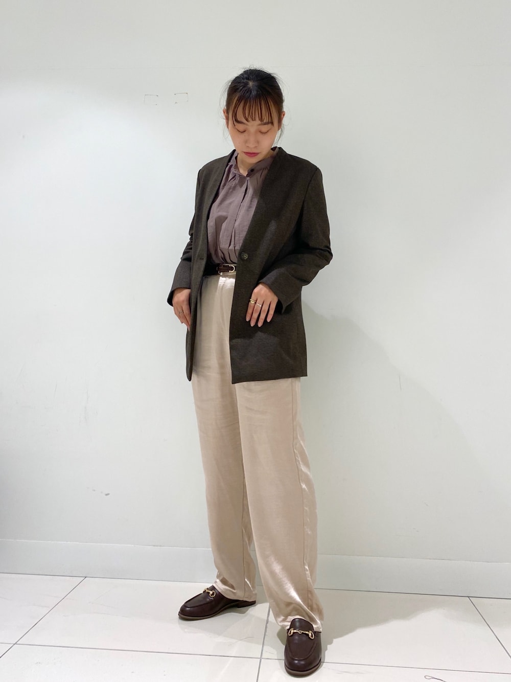 「ローファー、サテンパンツ、SENSEOFPLACE、ノーカラージャケット、センスオブプレイス、くすみカラー、秋コーデ、秋服準備はじめました」｜「SENSE OF PLACE by URBAN RESEARCHのCARREMANノーカラージャケット（ノーカラージャケット、ベージュ系）」を使った、　AMIさん（レディース・158cm）の秋コーディネートの1枚目の写真