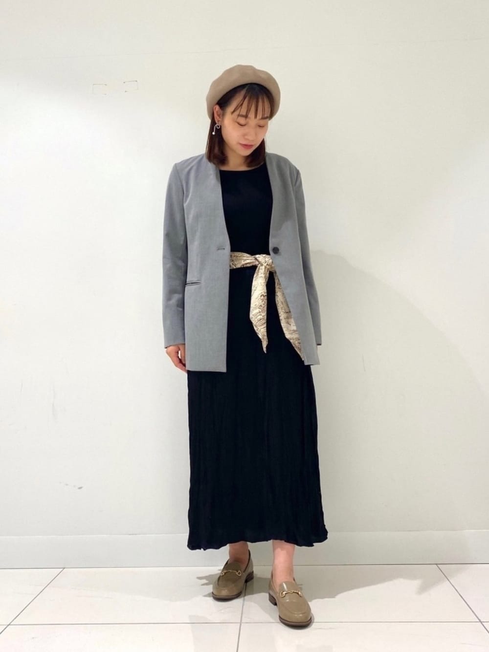 「ジャケット、ベレー帽、ローファー、スカーフ、ウエストマーク、プリーツスカート、SENSEOFPLACE、ノーカラージャケット」｜「SENSE OF PLACE by URBAN RESEARCHのCARREMANノーカラージャケット（ノーカラージャケット、グレー系）」を使った、　AMIさん（レディース・158cm）の秋コーディネートの1枚目の写真