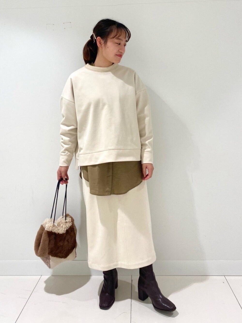 ホワイト系のTシャツ/カットソー、グリーン系のシャツ/ブラウス、ブラウン系のショルダーバッグを着用したレディースの秋コーディネートの1枚目の写真