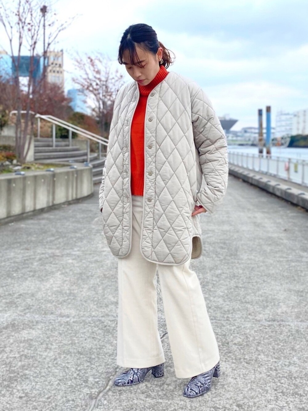 「ブーツ、オレンジ、リバーシブル、ワイドパンツ、SENSEOFPLACE、パイソン柄、キルティングジャケット、ホワイトコーデ、プチプラコーデ」｜「SENSE OF PLACE by URBAN RESEARCHのリバーシブルキルティングボアコート（ノーカラージャケット、ベージュ系）」を使った、　AMIさん（レディース・158cm）の秋コーディネートの1枚目の写真