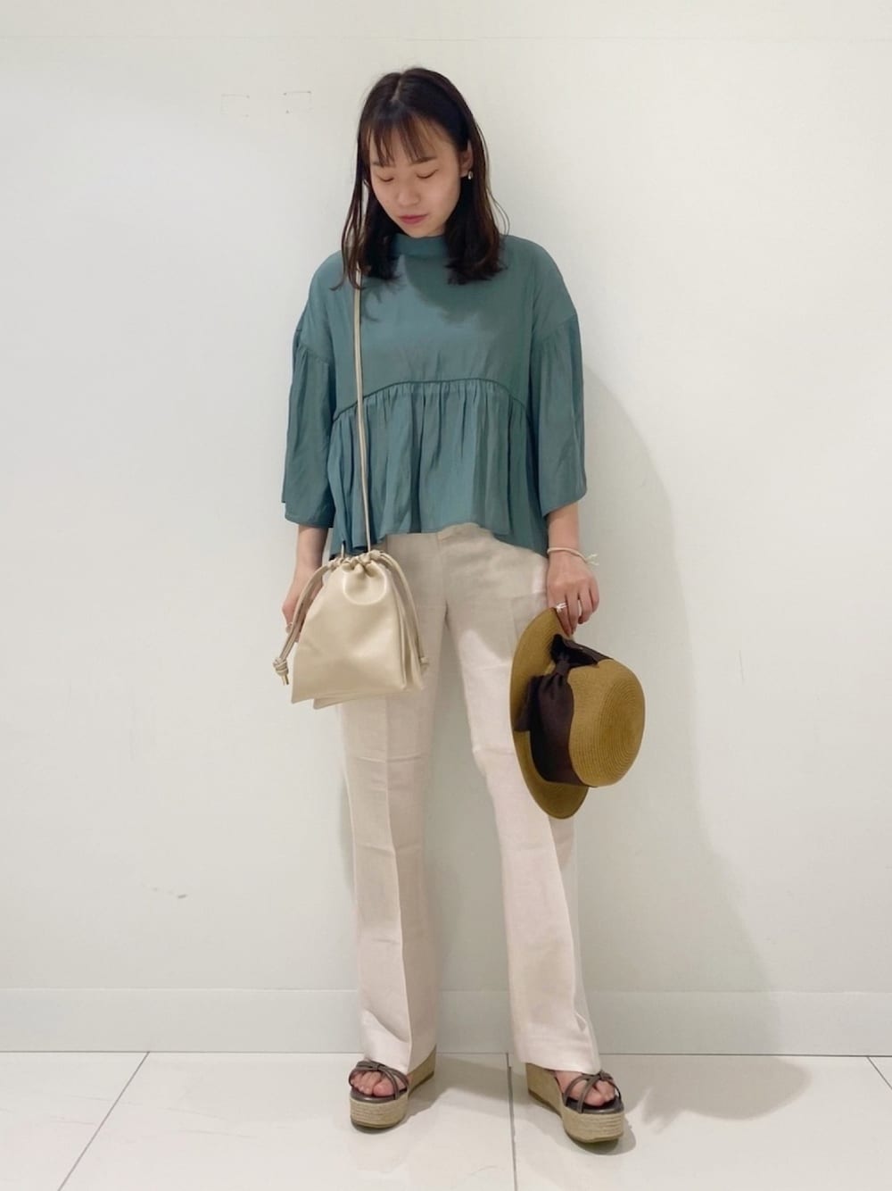 ホワイト系のその他パンツ、ホワイト系のショルダーバッグ、その他のサンダルを着用したレディースの春コーディネートの1枚目の写真