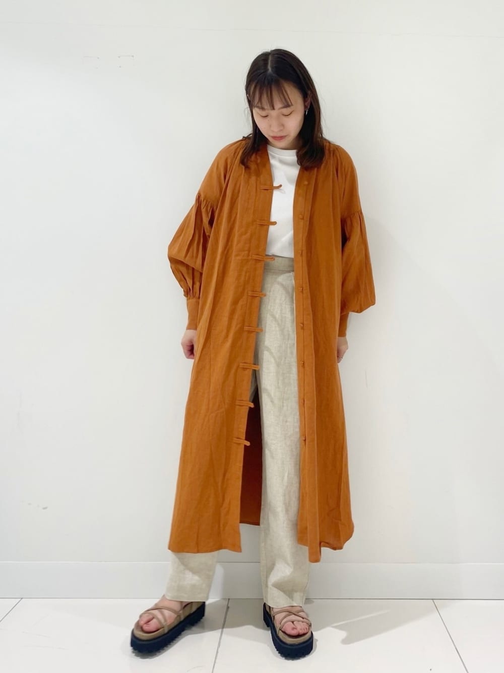 「SENSEOFPLACE、オレンジ、リネンシャツ、ロングワンピース、休日スタイル、プチプラ、リネンパンツ、厚底サンダル」｜「SENSE OF PLACE by URBAN RESEARCHのリネンレーヨンスキッパーシャツワンピース（シャツワンピース、オレンジ系）」を使った、　AMIさん（レディース・158cm）の春コーディネートの1枚目の写真