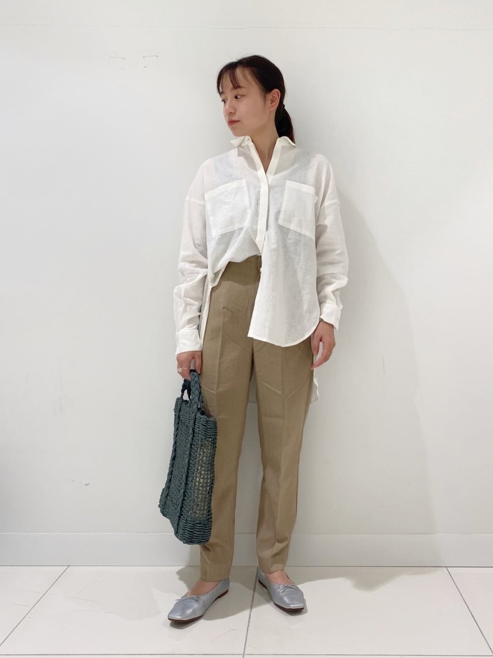 「テーパードパンツ、トートバッグ、ハイウエスト、バレエシューズ、プチプラ、SENSEOFPLACE、きれいめカジュアル、リネンシャツ、リネンパンツ」｜「SENSE OF PLACE by URBAN RESEARCHのリネンレーヨンポケットシャツ（シャツ/ブラウス、ホワイト系）」を使った、　AMIさん（レディース・158cm）の春コーディネートの1枚目の写真