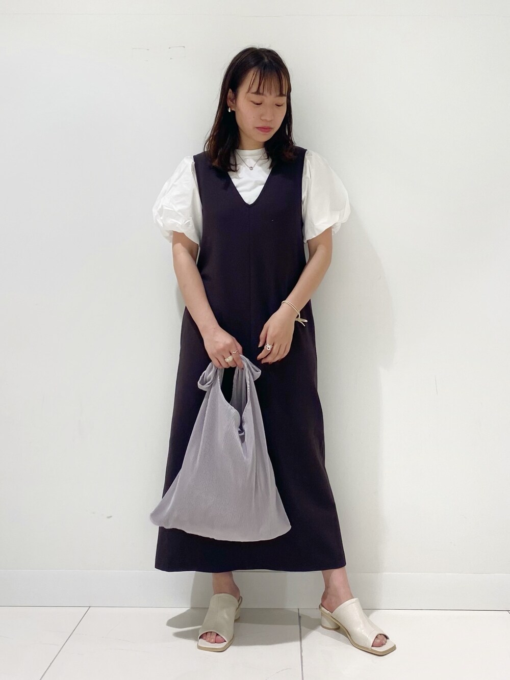 「休日スタイル、ジャンパースカート、SENSEOFPLACE、ロングワンピース、ミュール、ゆるコーデ、ボリューム袖、プリーツバッグ」｜「SENSE OF PLACE by URBAN RESEARCHのVネックカットジャンパースカート（ワンピース、グレー系）」を使った、　AMIさん（レディース・158cm）の春コーディネートの1枚目の写真