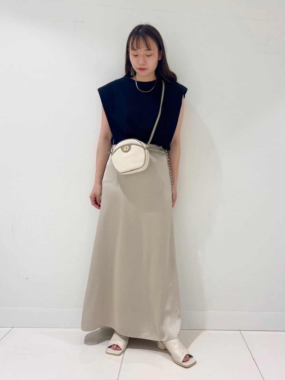 「SENSEOFPLACE、サテンスカート、フレアスカート、プチプラ、ノースリーブ、モノトーン、春夏コーデ、ミュール、ショルダーバッグ、きれいめカジュアル」｜「SENSE OF PLACE by URBAN RESEARCHのオーガニックコットンショルダータックトップ（Tシャツ/カットソー、ブラック系）」を使った、　AMIさん（レディース・158cm）の春コーディネートの1枚目の写真