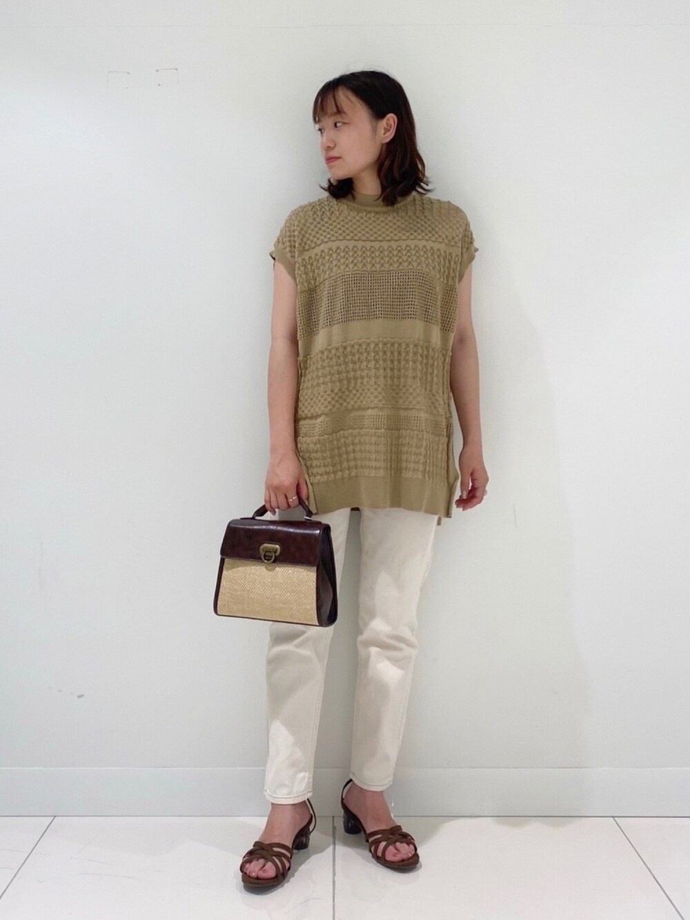 「テーパードパンツ、ベスト、休日スタイル、プチプラ、白パンツ、透かし編みニット、ナチュラグラッセ、これが私をアゲる服」｜「SENSE OF PLACE by URBAN RESEARCHのnaturaglacé×SENSE OF PLACE　【別注】ナチュラグラッセスカシアミベスト（ベスト、ベージュ系）」を使った、　AMIさん（レディース・158cm）の春コーディネートの1枚目の写真