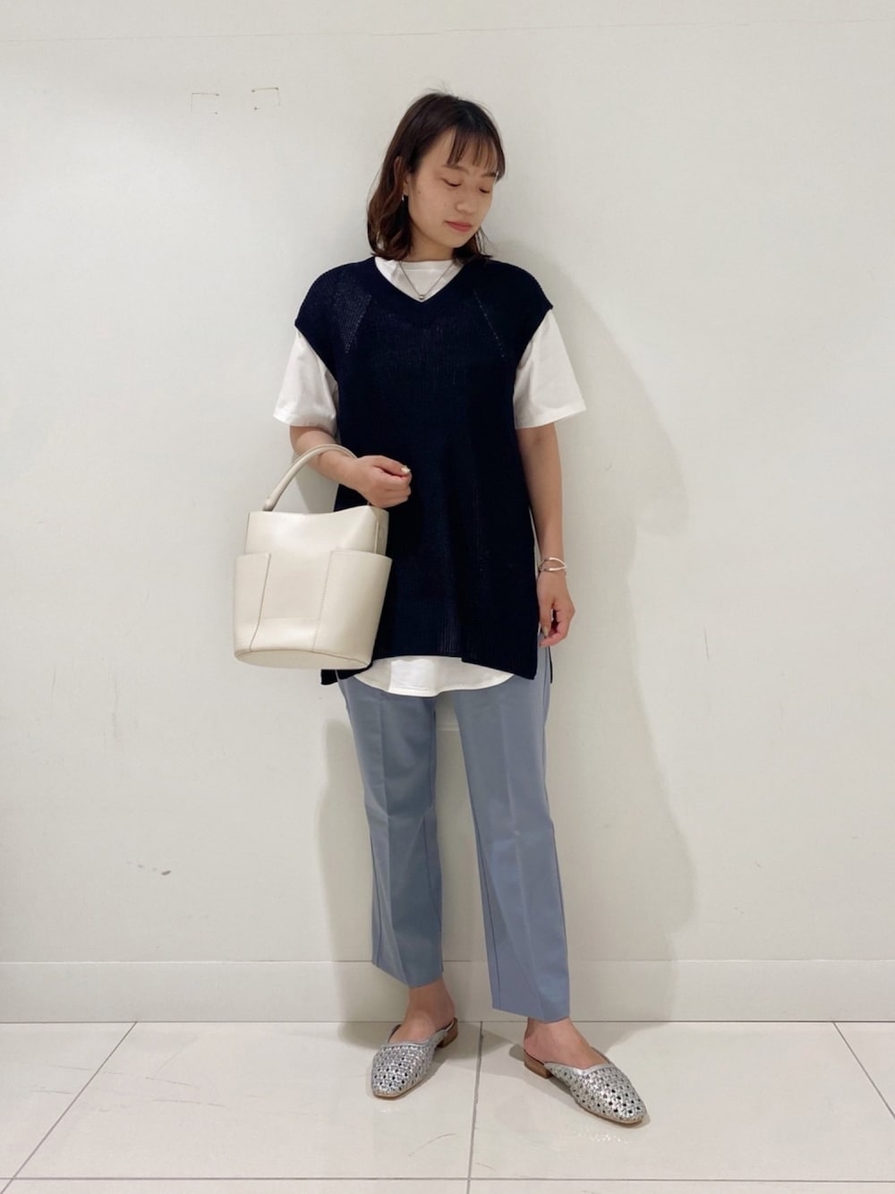「テーパードパンツ、トートバッグ、カラーパンツ、ベスト、ニットベスト、プチプラ、SENSEOFPLACE、パステルカラー、白Tシャツ」｜「SENSE OF PLACE by URBAN RESEARCHのVネックアゼロングベスト（ニット/セーター、ブルー系）」を使った、　AMIさん（レディース・158cm）の夏コーディネートの1枚目の写真