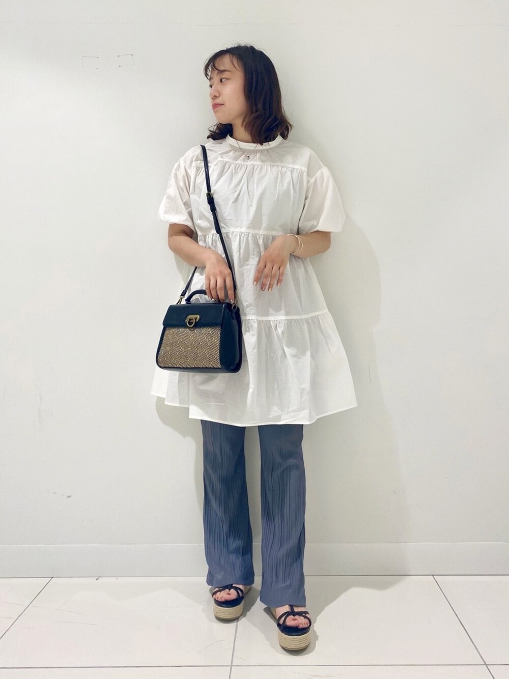 ホワイト系のシャツ/ブラウス、ブルー系のその他パンツ、ブラック系のサンダルを着用したレディースの夏コーディネートの1枚目の写真