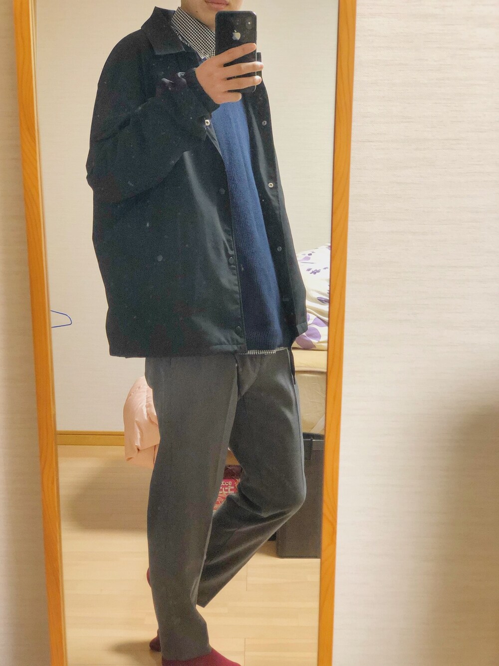ブルー系のニット/セーター、グレー系のその他パンツ、ブラック系のその他アウターを着用したメンズの春コーディネートの1枚目の写真