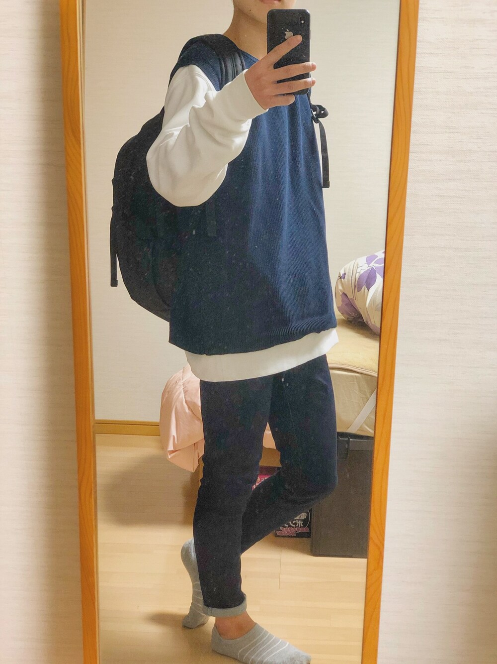 ブルー系のニット/セーター、ホワイト系のスウェット、ブルー系のデニムパンツを着用したメンズの春コーディネートの1枚目の写真