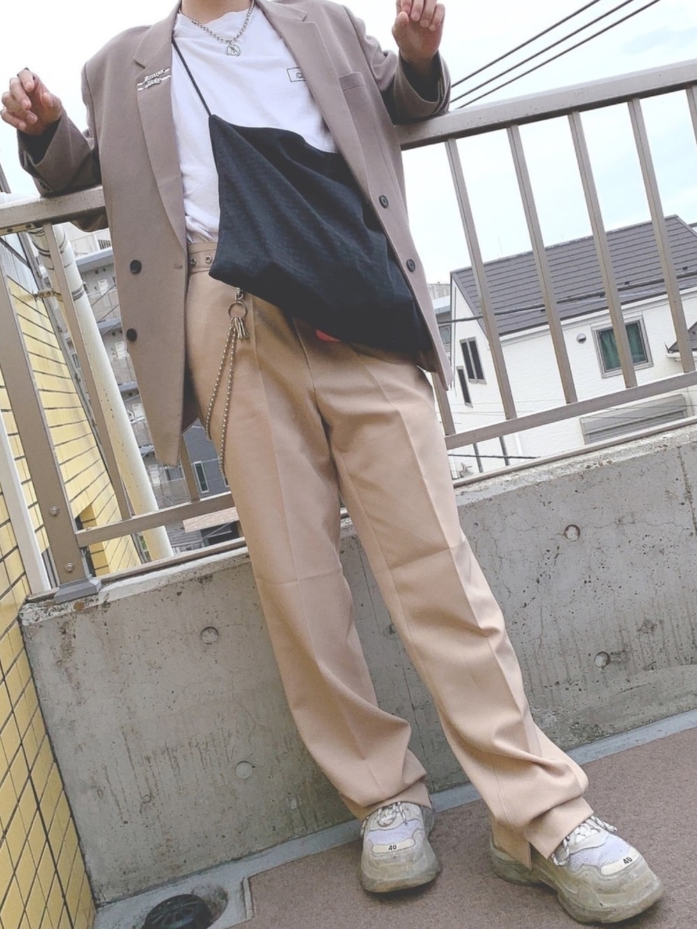 ホワイト系のTシャツ/カットソー、ホワイト系のスニーカー、ブラック系のバッグを着用したメンズの春コーディネートの1枚目の写真