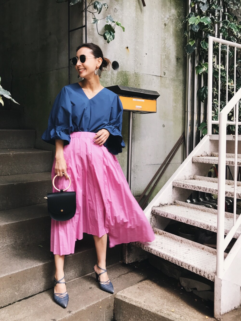 「きれいめカジュアル、キレイめ、スカート、ピンク、休日スタイル、AMERI、amerivintage」｜「AmeriのSQUEEZE MEMORY TAFFETA TOP（シャツ/ブラウス、ブルー系）」を使った、黒石奈央子さん（レディース・152cm）の夏コーディネートの1枚目の写真