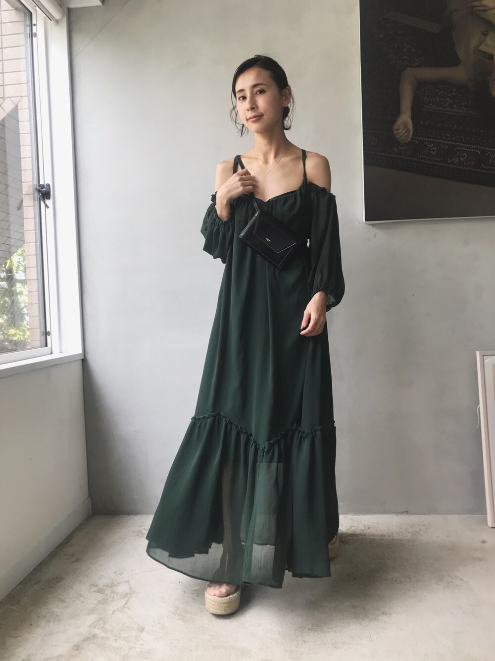 「夏、大人カジュアル、楽チンコーデ、ootd、カジュアル、ロングワンピース、秋のコーデ、グリーン、リゾートスタイル、AMERI」｜「AmeriのMEDI VENUS SHEER DRESS（ワンピース、グリーン系）」を使った、黒石奈央子さん（レディース・152cm）の夏コーディネートの1枚目の写真