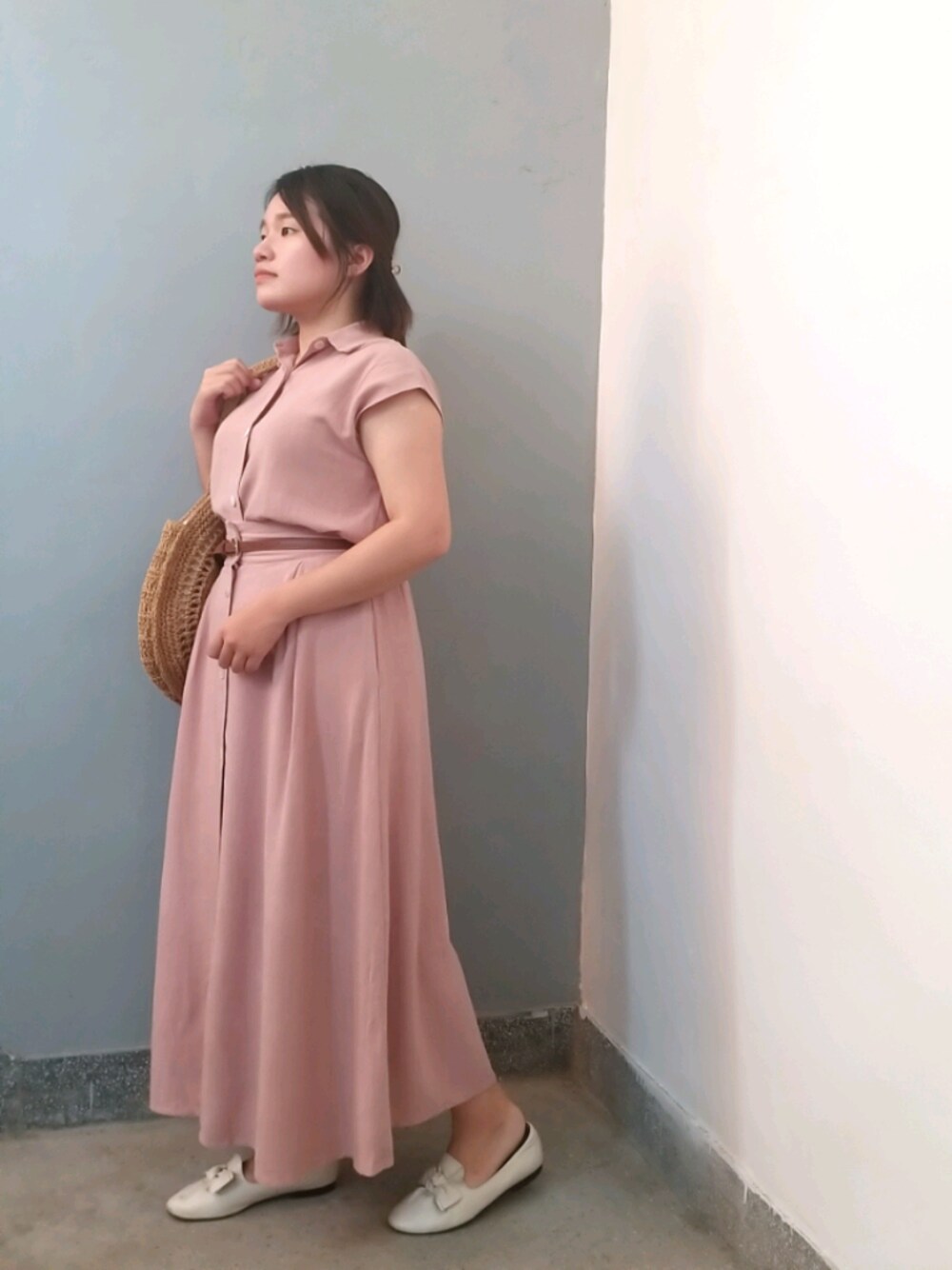 「ootd、夏コーデ、シャツスタイル、モノトーン、着回しコーデ、ドレス、台湾、Taiwan」｜「Samansa Mos2のペーパーサークルトート（トートバッグ、ベージュ系）」を使った、呱呱🍯さん（レディース・152cm）の夏コーディネートの1枚目の写真