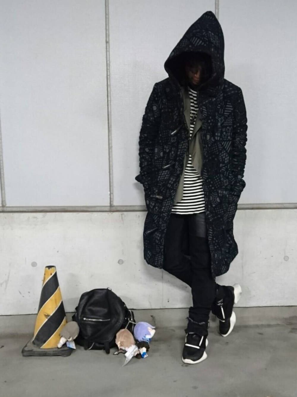 「シンプル、黒スキニー、ストリート、プチプラ、げんじ撮り、げんじさんのまね、ダッフルコート、黒リュック、スニーカー、アニオタ同盟」｜「ANREALAGEのBLISTER JACQUARD HOODED COAT -MENS-（ダッフルコート、ブラック系）」を使った、星空ヨーソローkskさん（メンズ・173cm）の冬コーディネートの1枚目の写真