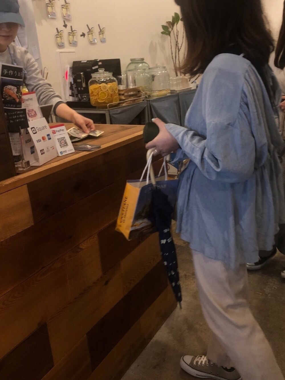 「mysticの2WAYデザインブラウス（シャツ/ブラウス、ブルー系）」を使った、SAEさん（レディース・159cm）の春コーディネートの1枚目の写真