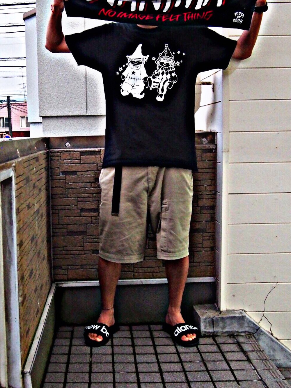 「ダブルネーム、梅雨、バンドタオル」｜「UNDERCOVERのDolls Tee（Tシャツ/カットソー、ブラック系）」を使った、KCさん（メンズ・180cm）の夏コーディネートの1枚目の写真