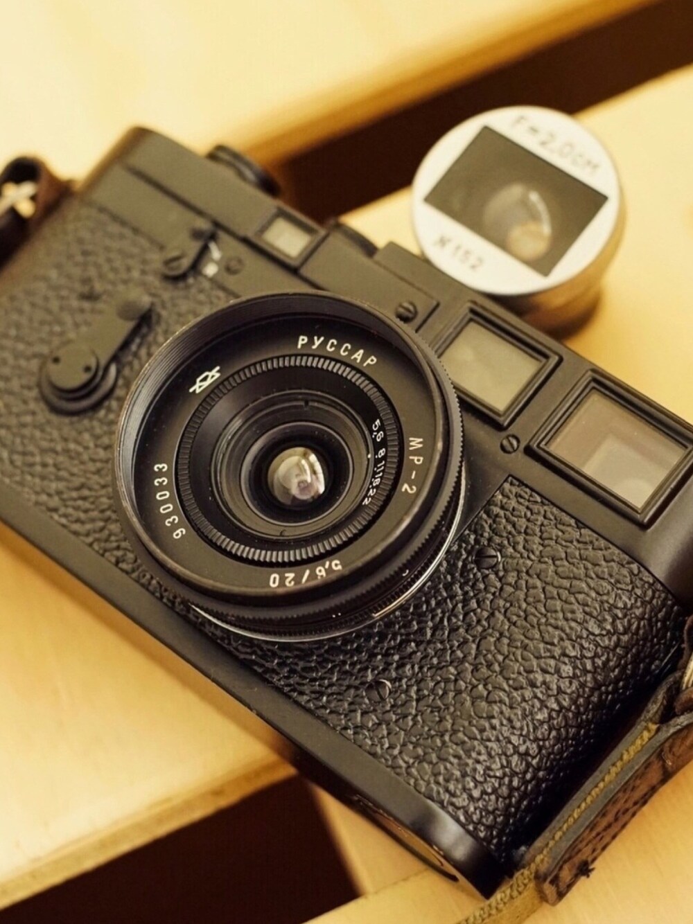 「camera、Leica、russar、leicam3、ライカ」｜「Leicaのアイテム（その他、ブラック系）」を使った、おにいちゃんさん（メンズ・174cm）の春コーディネートの1枚目の写真