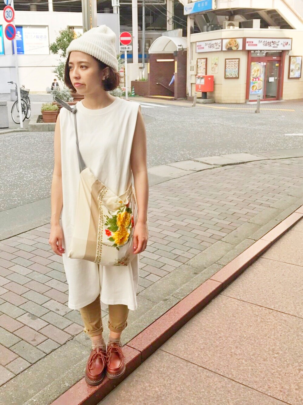 「シンプルコーデ、カジュアル、プチプラ、white、白Tシャツ」｜「Parabootのアイテム（ブーツ、ブラウン系）」を使った、かけさん（レディース・146cm）の夏コーディネートの1枚目の写真