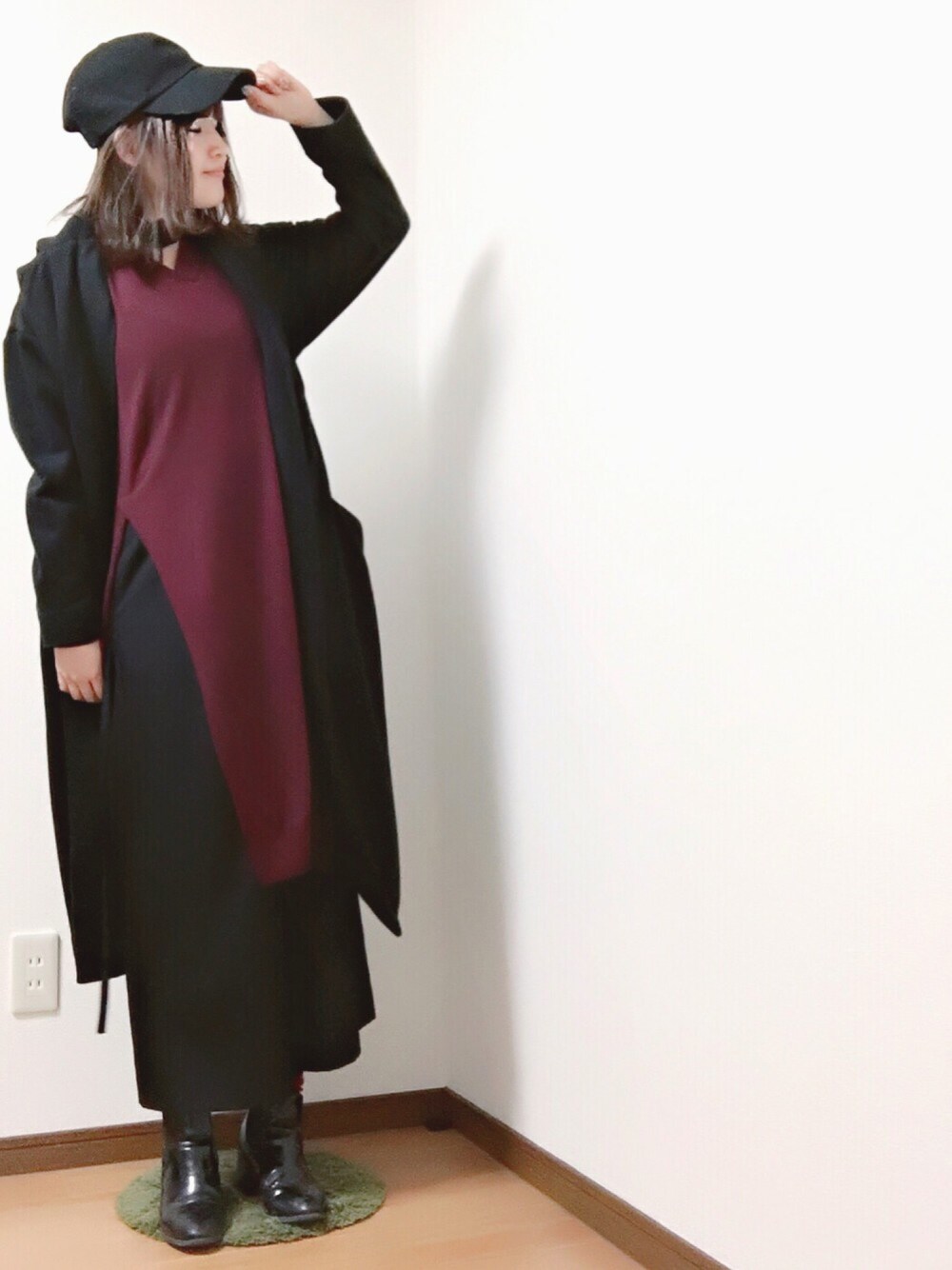 「休日スタイル、ゆるコーデ、冬、ゆったりコーデ、ラクチンコーデ、チョーカー、チェスターコート、スリットニット、ワイドパンツ、ショートブーツ」｜「Availのアイテム（キャップ、ブラック系）」を使った、eriさん（レディース・156cm）の冬コーディネートの1枚目の写真