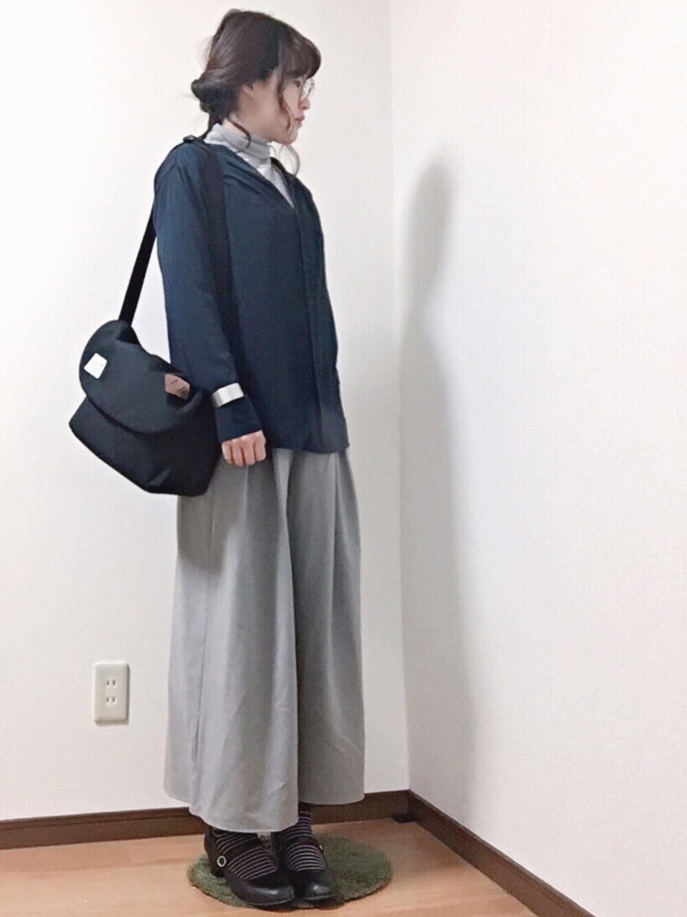 「シンプルコーデ、大人カジュアル、ブラウス、タートルネック、スカンツ、バレエシューズ、ショルダーバッグ、プチプラ、GU」｜「しまむらのアイテム（パンプス、ブラック系）」を使った、eriさん（レディース・156cm）の冬コーディネートの1枚目の写真