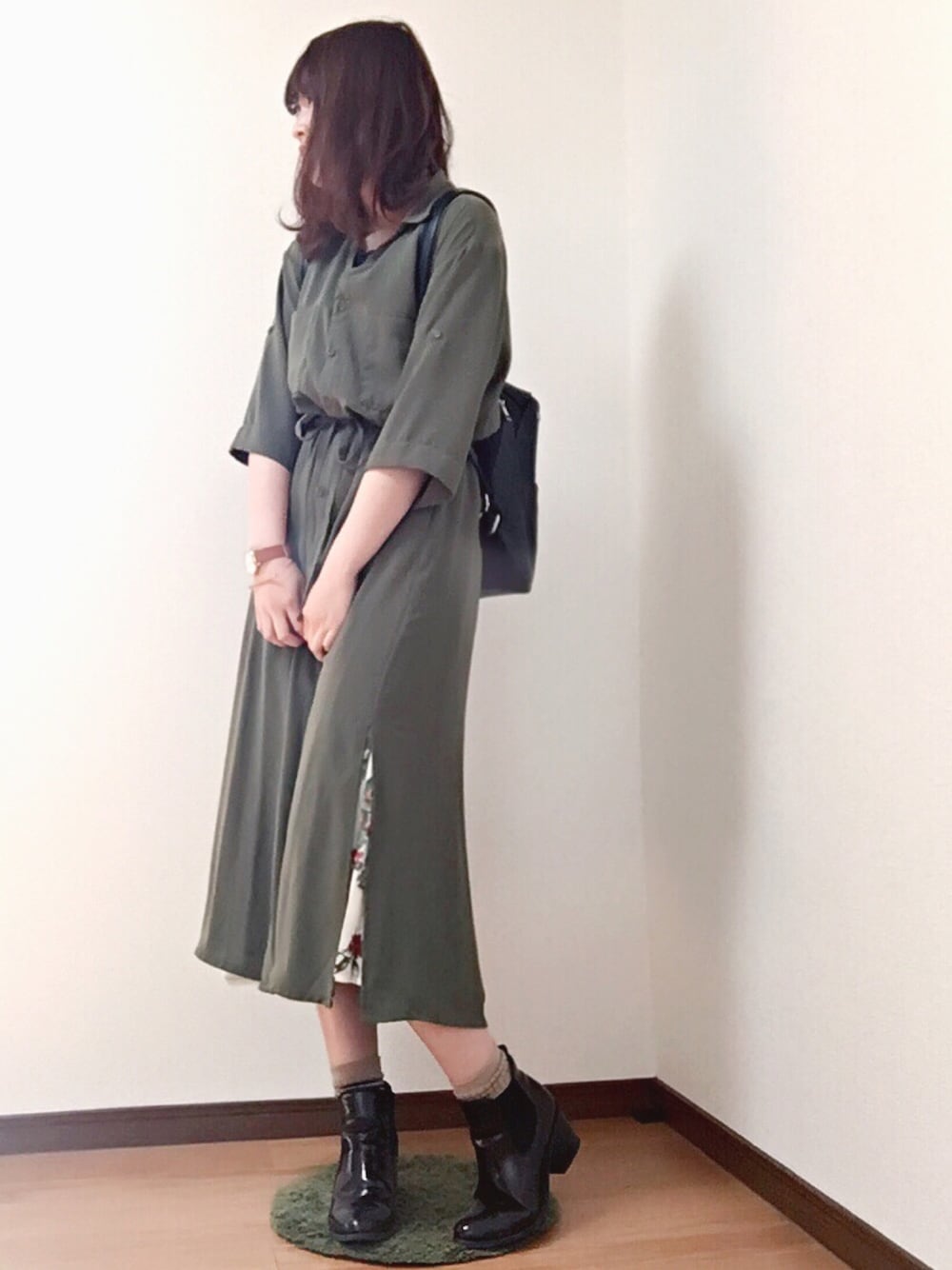 「大人カジュアル、休日スタイル、ootd、GU、プチプラ、ロングコート、シャツワンピ、プリーツスカート、ショートブーツ、ショルダーバッグ」｜「GUのアイテム（シャツワンピース、グリーン系）」を使った、eriさん（レディース・156cm）の冬コーディネートの1枚目の写真
