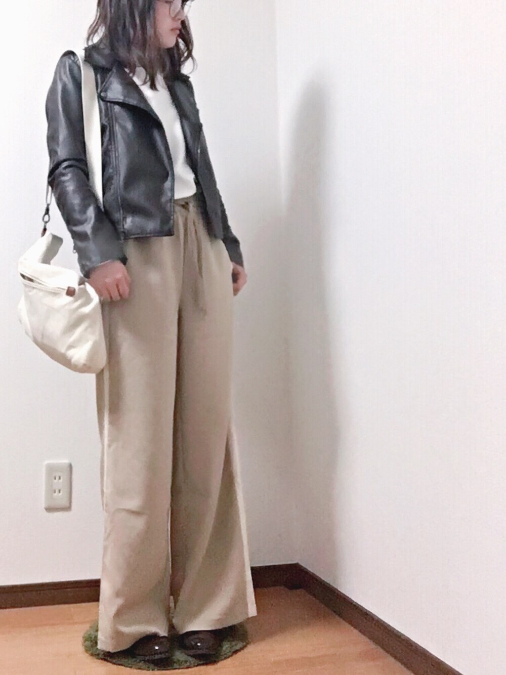 「オトナカジュアル、ゆるコーデ、ワイドパンツ、プチプラ、GU、ライダース、ラインパンツ、ステップドヘム、ダテメガネ、サイドゴアブーツ」｜「GUのアイテム（メガネ、ゴールド系）」を使った、eriさん（レディース・156cm）の冬コーディネートの1枚目の写真
