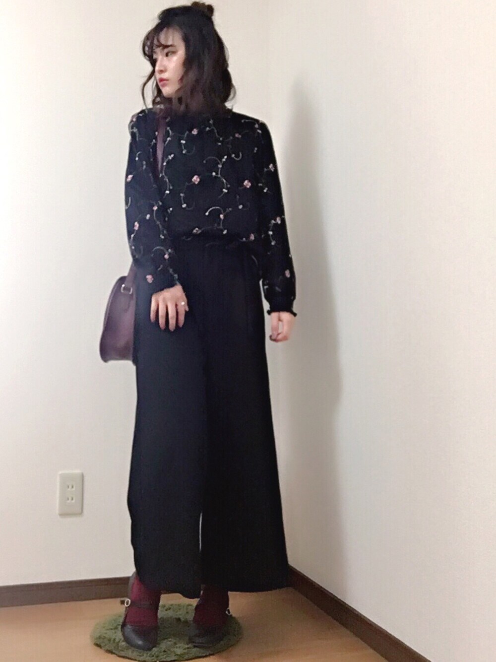「きれいめカジュアル、春コーデ、ビッグシルエット、ヴィンテージ、レトロ、プチプラ、GU、ワイドパンツ、花柄、シャツスタイル」｜「ZAKZAKのアイテム（シャツ/ブラウス、ブラック系）」を使った、eriさん（レディース・156cm）の冬コーディネートの1枚目の写真